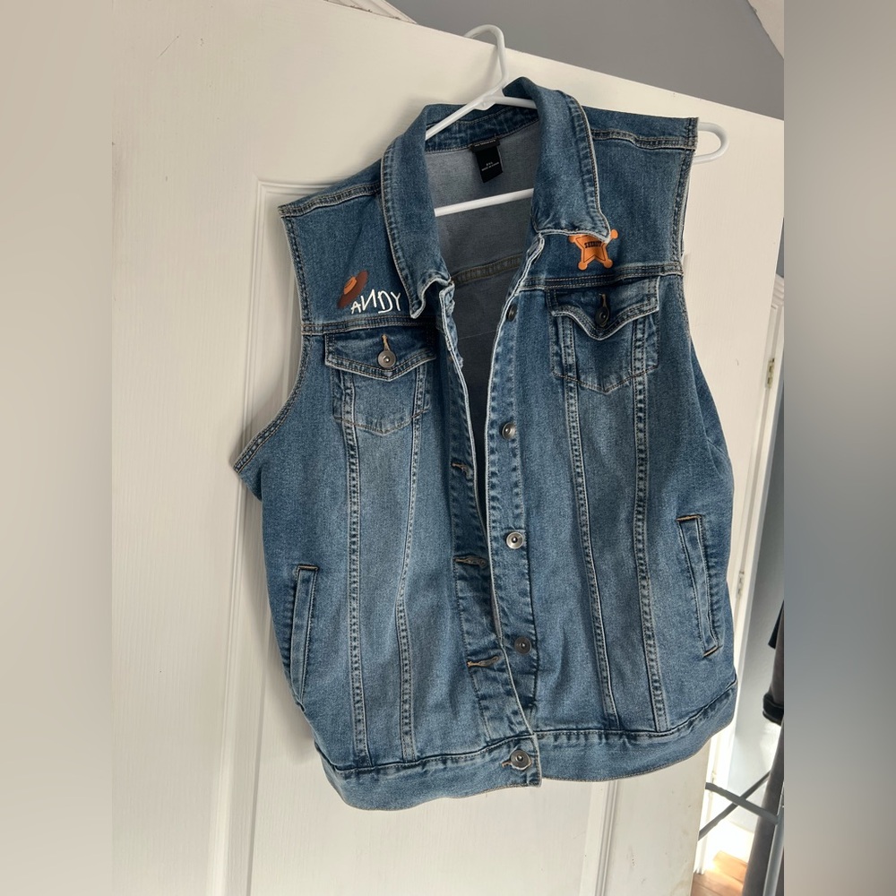 Her Universe “Woody” vest..
Worn once 2Xl